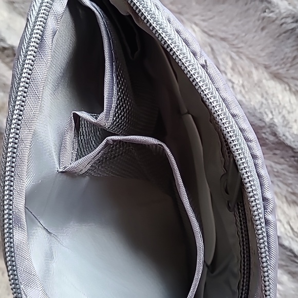 ❌️SOLD❌️ Small Zippered Pouch - Gray - Picture 4 of 5